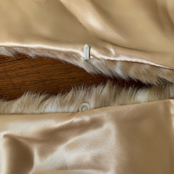 Spotted faux fur attachable collar shawl - Picture 4 of 5